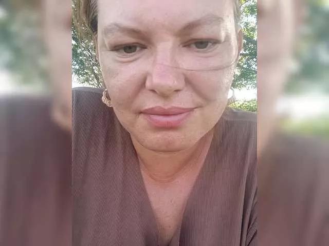 Offline Juliamad on BongaCams