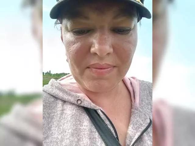 Offline Juliamad on BongaCams