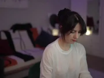 _blackbee_ — topless and play with tits for 5 min [1567 tokens left]  #erotic #smile #natural #dance