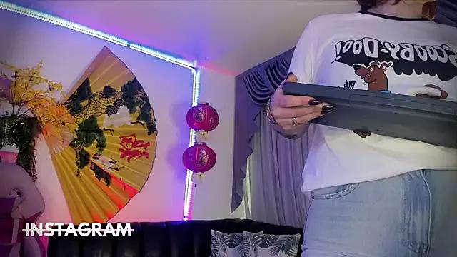albaismynameX on StripChat 