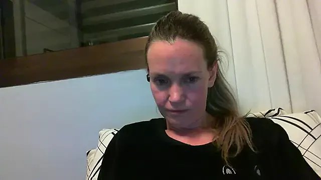 Annylove1 on StripChat 