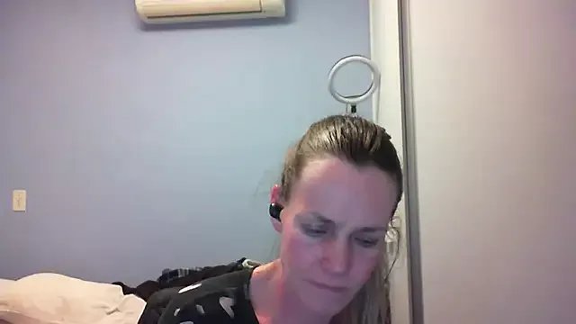 Annylove1 on StripChat 