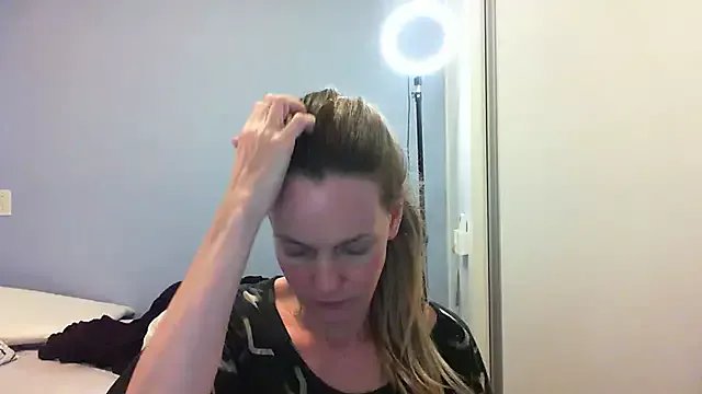 Annylove1 on StripChat 