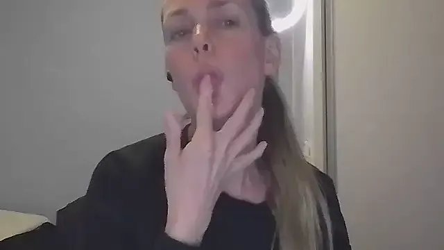 Annylove1 on StripChat 