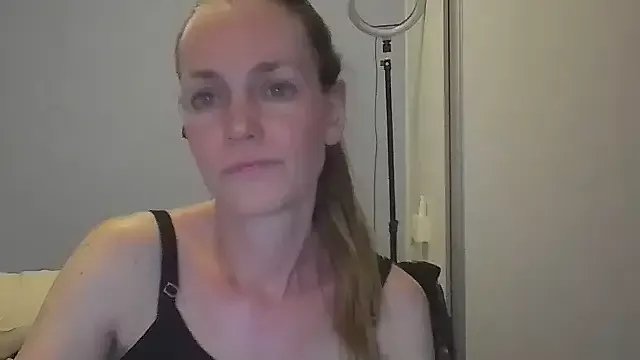 Annylove1 on StripChat 