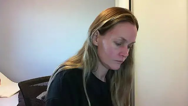 Annylove1 on StripChat 