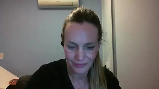 Annylove1 on StripChat 