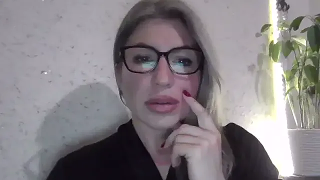 Freechat fox_red_lady7 on StripChat