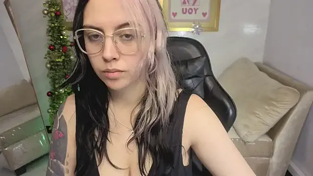 Hela_v on StripChat