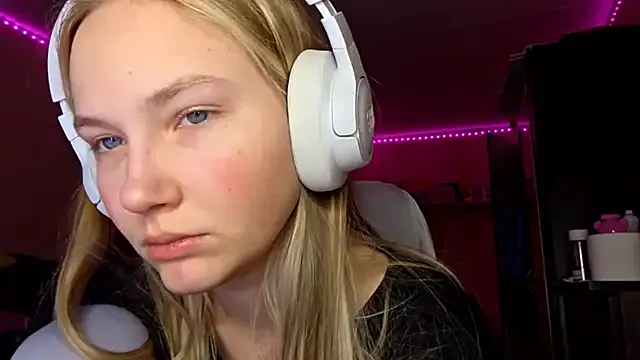 KarinRobertson — play with my pussy on my knees)