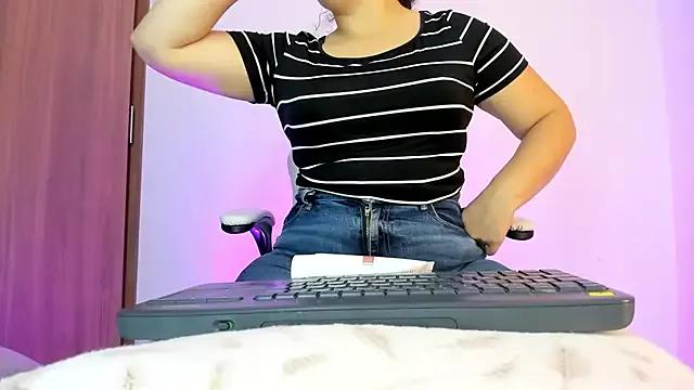 kattypinkk on StripChat 