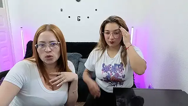 lesb_milf on StripChat