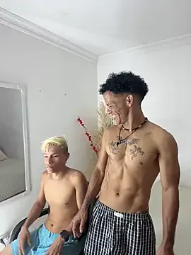 MaxyRyan — the blonde fucks the brunette OMG