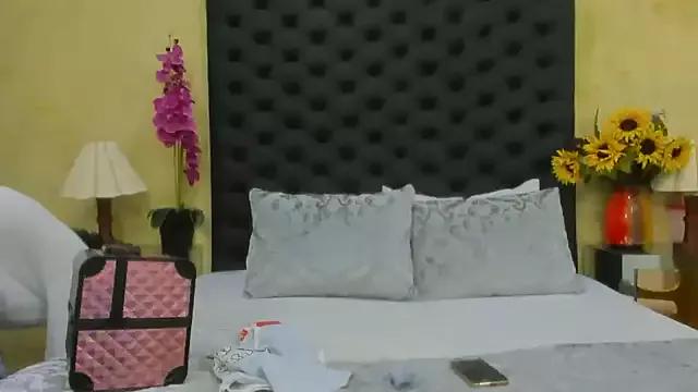 NahomiWhitel from StripChat