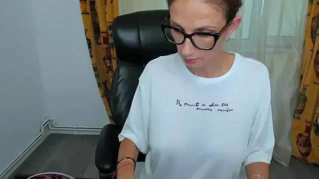 Freechat NaughtyWifey1 on StripChat