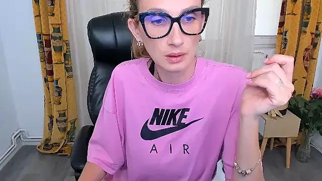 Freechat NaughtyWifey1 on StripChat