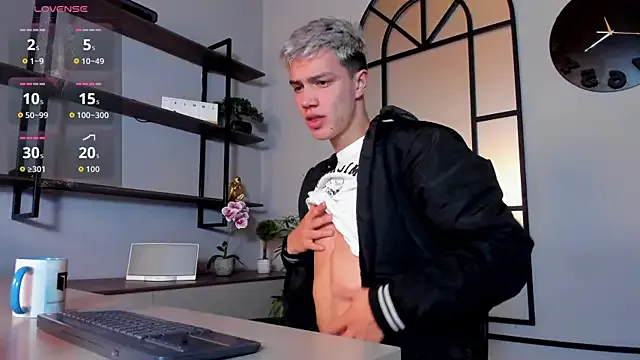 Freechat nicktorn on StripChat