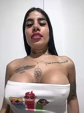 saragill323 on StripChat 