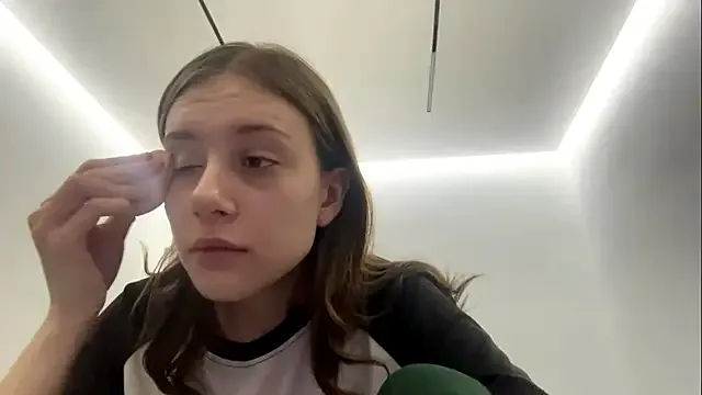 SofiaBlumer —  Show legs(feet) 