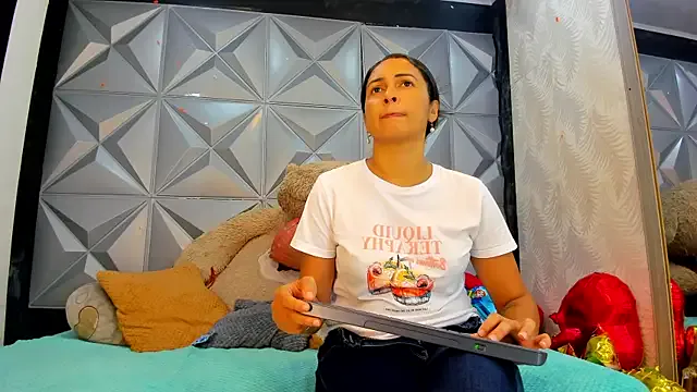 SofiCams1 — Fingers pussy and squirt